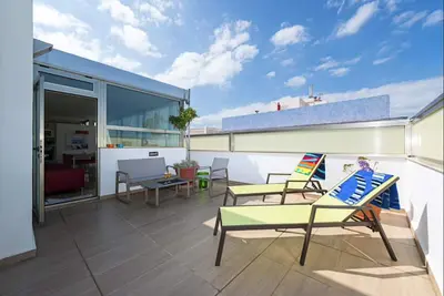 Magnifique penthouse avec terrasses ensoleillées à côté de la plage. La conception Totalement privé
