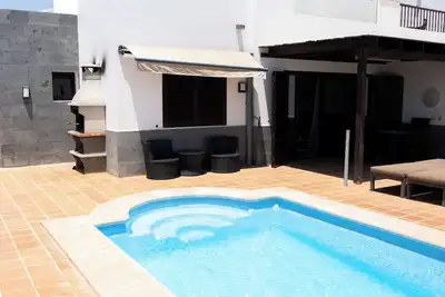 Image de Belle et luxueuse villa avec piscine chauffée et Wi-Fi gratuit à Playa Blanca.
