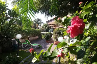 Image de Villa élégante avec jardin près de la mer