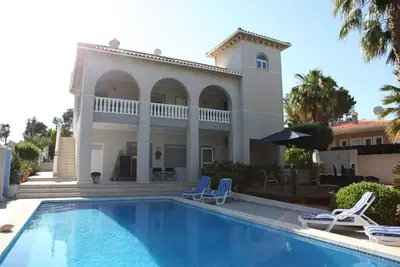 Image de Villa spacieuse et tranquille, emplacement idéal 3-5 minutes à pied de toutes les commodités