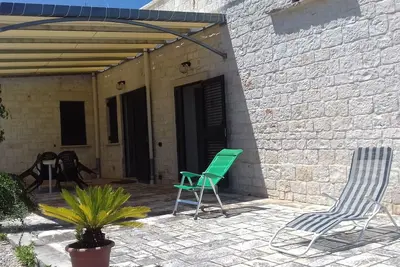Image de Villa en pierre au milieu de la campagne des Pouilles et à quelques kilomètres de la mer.