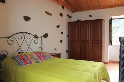 Image de Maison de couple idéale avec de belles vues sur la ville, excellente pour les promeneurs.