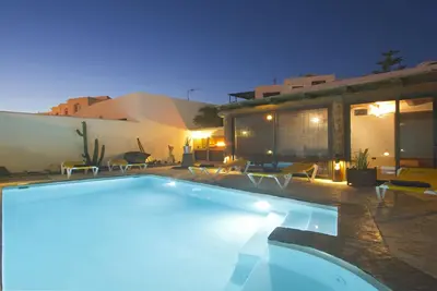 Image de Villa Princesa avec piscine, Wifi gratuit, barbecue dans le meilleur quartier de Lanzarote