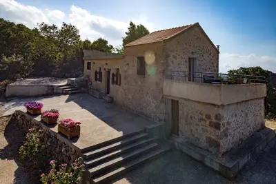 Image de Lithari maison en pierre dans le village de Kampoi (00000009764)
