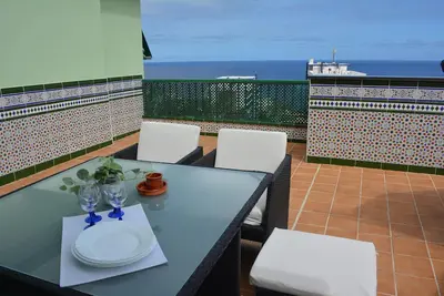 Image de Attic avec vue sur mer, immense terrasse, Wifi gratuit, piscine et garage
