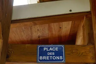 Image de maison en bois tout confort avec piscine personnelle