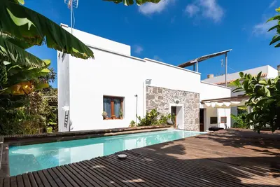Image de Villa canarienne traditionnelle avec piscine privée et jardin tropical