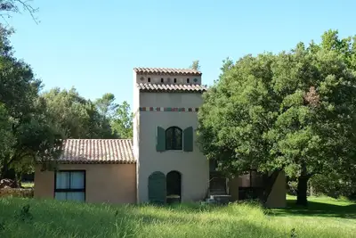 Image de Bastidon du 18 ème restauré avec piscine exclusive, dans parc de 7 hectares.