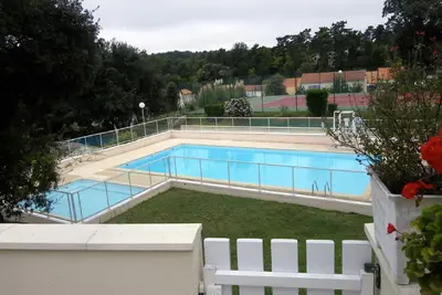 Image de Villa Lisoie tout confort surplombant piscine tennis, ensemble paysagé sécurisé.