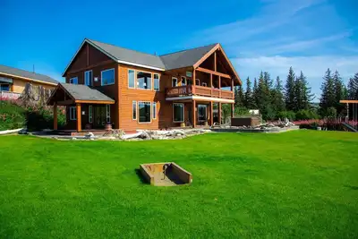 Image de Magnifique maison avec vue imprenable sur l'océan et la montagne et bain à remous privé!