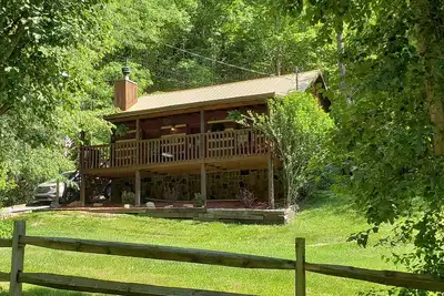 3 novembre au 7 novembre Ouvert! Véritable cheminée, animaux acceptés! 5 min à Pigeon Forge