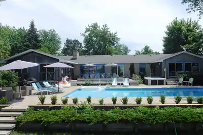 Image de Piscine chauffée et bain à remous avec voiturette de golf, 1 pâté de maisons de la plage - Semaine d'août vient d'ouvrir!