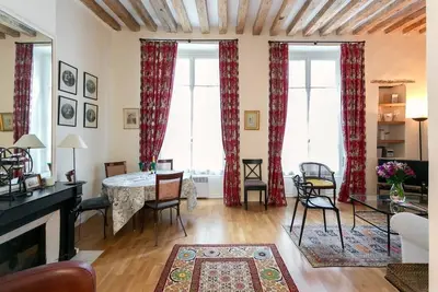 Image de Magnifique appartement avec mezzanine et des tonnes de charme par Le Louvre et le Jardin des Tuileries!