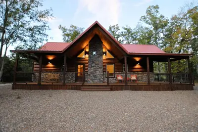 Image de 2 Master Suites W Lits \/ king. Parfait pour 2 couples qui veulent un chalet de luxe