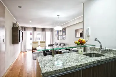 Image de Luxe 2bdrm à Miraflores - Up1, A \/ C, fenêtres insonorisées, piscine, barbecue