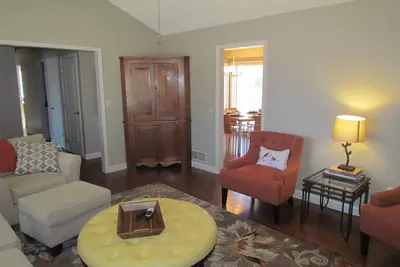 Image de Belle maison Overland Park-Grand clôturé dans la cour arrière et garage double