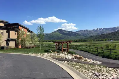 Bain à remous d'eau salée pour profiter d'une vue magnifique sur les montagnes