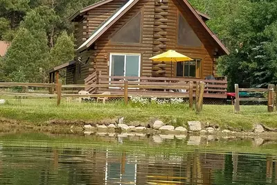 Image de Cabane en rondins au bord du lac. Venez jouer sur le lac, faire de la randonnée, pêcher, vous détendre! Observez la faune.