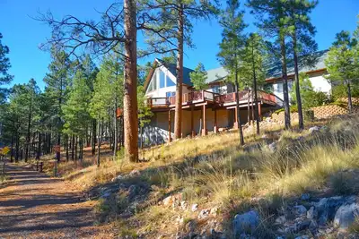 Image de Retraite de luxe avec vue sur la forêt et bain à remous! Récemment rénové avec des finitions haut de gamme