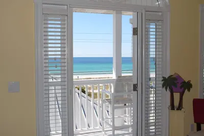 Image de Écoutez les vagues de l'océan et profitez d'une vue sur le golfe depuis votre terrasse!