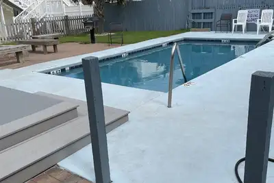 Image de La piscine chauffée donne l'impression que le printemps ressemble à l'été