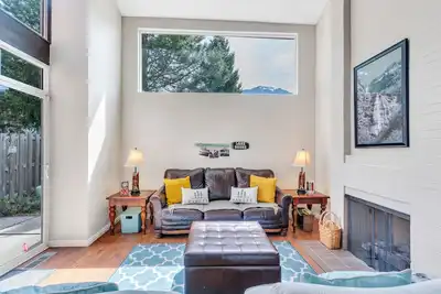 Image de Entièrement grande maison de ville (3Bd \/ 3Ba) Près de Byu Stadium \/ Byu