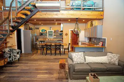 Image de Retraite haut de gamme sur 45 acres pour 10 personnes. 2 salles de bain complètes, cuisine gastronomique.