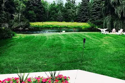 Image de Belle maison climatisée sur la rivière Boardman avec terrasse et bain à remous.