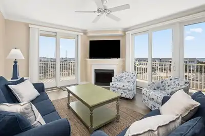 Image de ÉTAGE SUPÉRIEUR De 3 Lits / 3 Bains Avec Vue Sur L'OCÉAN Et La Baie. Proche De Tout! !