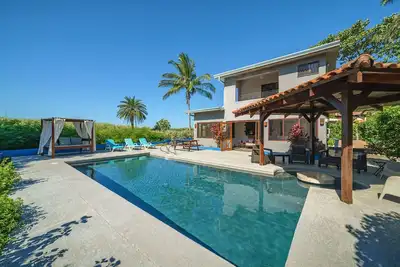 Image de Beachfront Bungalow W \/ Pool (Casita supplémentaire à louer)