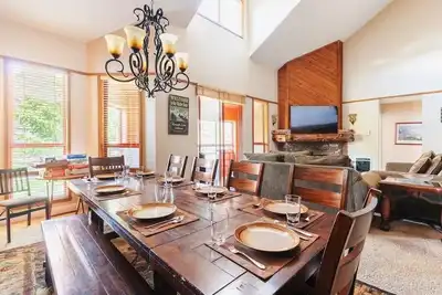 Image de Aspen Creek # 219 à pied de Little Eagle, pistes cyclables, piscine ensoleillée et barbecue!