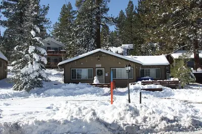 Image de 2bd2bth cabine avec Wifi, HotTub, cuisine complète, smart tv / Book1week obtenir 20% de réduction