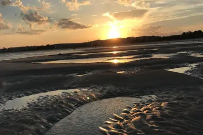 Image de Fletc accepté. Les Snowbirds sont les bienvenus! Vue sur les marais et 1 pâté de maisons à East Beach!