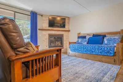Image de Le meilleur emplacement en ville! Ski in Ski Out Condo, parfait pour les couples et les familles!