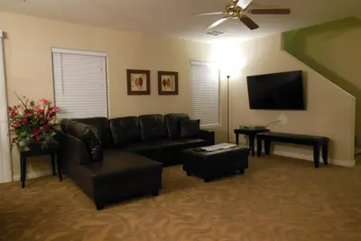 Image de Cozy 3 Chambre 2. 5 Bath Accueil 15 Minutes Ouest de Las Vegas Strip, dormir jusqu'à 8