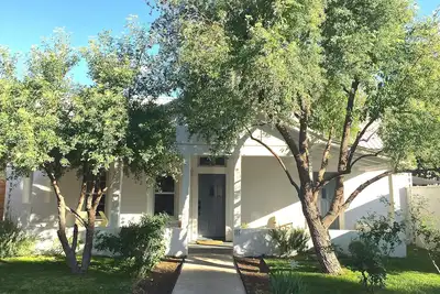 Image de Adobe rénové, à un pâté de maison du palais de justice de Marfa, en face de l'hôtel Paisano