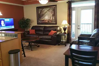 Image de 1 Br Luxury Riverfront Condo / Perfect Location / 2 Br également disponible Vrbo # 859465