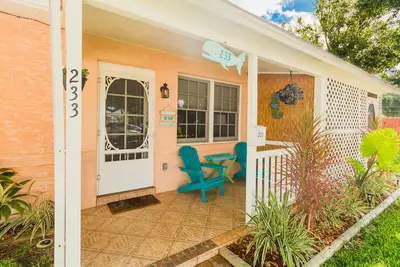 Image de Cocoa Beach Stay - Downtown Cottage 233 sur la Spacecoast - Marchez jusqu'Ă la plage!