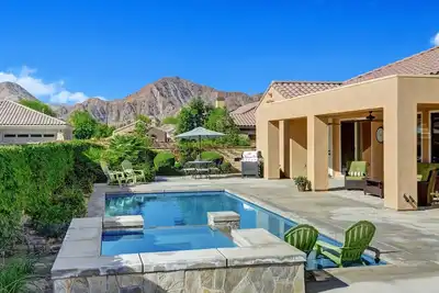 Privé maison Gated piscine / spa avec vue sur la montagne à proximité de tout!