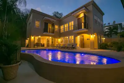 Nouveau foyer personnalisé parfait pour des vacances en groupe! Piscine privée, à pied de la plage, WiFi