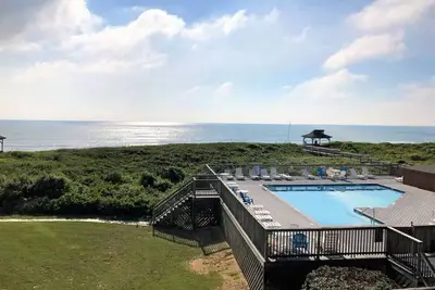 Image de Condo Oceanfront à Duck avec de nombreuses commodités. Cinq couchages, à pied des attractions.