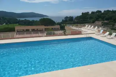 Image de T2 idyllique presqu’île de St. Tropez :soleil, vue mer, plages et criques à pied.