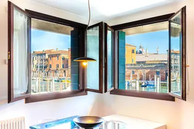 Image de Appartement ensoleillé avec belle vue sur le canal