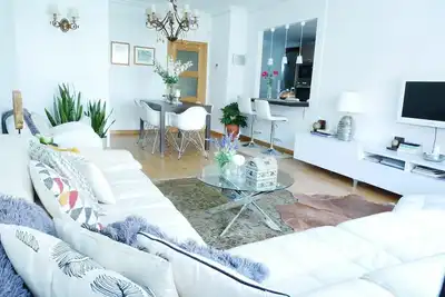 Image de Beau, confortable, grand appartement central, près de la plage. Stationnement. Transfert