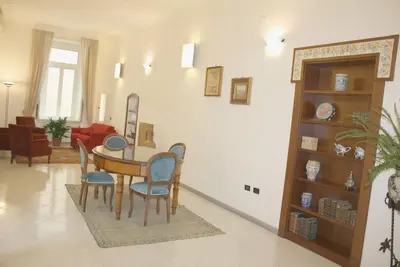 Image de Luxueux appartement dans un ancien palais noble du centre historique de Naples