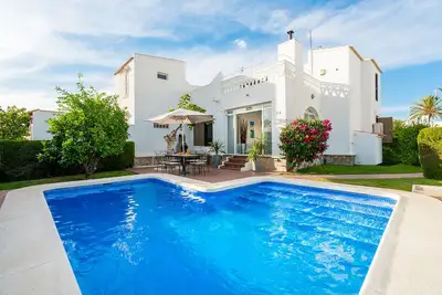 Image de Deux chambres à coucher villa avec piscine privée.