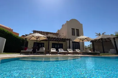 Image de villa très privée avec piscine (chauffage en option) - peut accueillir jusqu'à 9