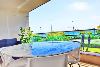 Image de Grand appartement sur la plage, très proche de Barcelone. Première ligne de la mer