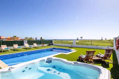 Image de Villa exclusive, en bord de mer, piscine chauffée, propre parc pour enfants!