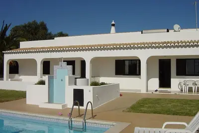 Image de Une belle villa située dans un endroit rural calme